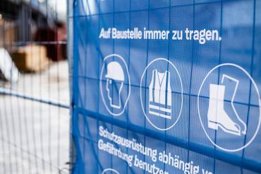 Besser auf Nummer sicher gehen: Baustellen sind Unfall-Hotspots, warnt die IG BAU. Der Arbeitsschutz sollte deshalb Priorität haben und auch stärker kontrolliert werden.