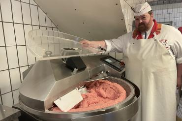 Die Metzgerei Münzinger produziert die Messwürst.