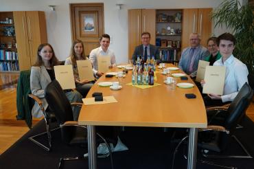 v. l. n. r. Lena Inselmann, Elisabeth Hörmann, David Koch, Landrat Stefan Rößle, Schulleiter Karl Auinger, StRin Stephanie Liesecke und Tim Berber