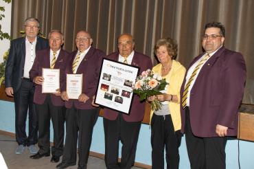 Drei Aktive Sänger wurden für jahrzehntelanges Singen geehrt (v. links): Kreischorleiter Peter Müller, Edwin Mareis (50 Jahre), Josef Langer (60 Jahre), Chorleiter und Ehrenmitglied Heinrich Speer (70 Jahre), Helga Speer, 1. Vorstand Christian Hornung 
