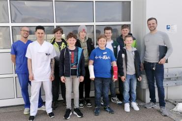 Die Buben Luca Leisdorf, Fabian Wanek, Jonathan Förg, Simon Walter, Dominik Schütz, Johannes Rauter und Niklas Färber haben in den Alltag der Krankenpfleger Tobias Formann (links) und Jonathan Schramm hineingeschnuppert. Lehrer Daniel Schubert (rechts im Bild) hatte den Boys’Day organisiert.