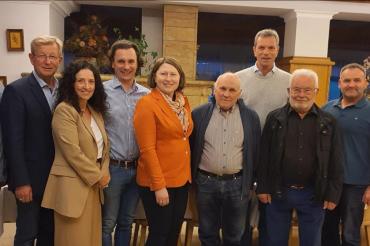 v.l.: Beisitzer Mike Fleege, Vorsitzender Bezirksrat Peter Schiele, Schriftführerin Brigitte Ulbricht, stellvertretender Vorsitzender Xaver Neureiter, stellvertretende Landrätin und Listenkandidatin für den Landtag  Claudia Marb, Beisitzer Anton Lauter, stellvertretender Vorsitzender Erwin Neureiter, Beisitzer Alois Miller, Beisitzer Martin Götz und stellvertretender Vorsitzender Martin Wizinger. Auf dem Bild fehlen die Beisitzer Thomas Ott, Josef Wolf und Richard Pfaller.