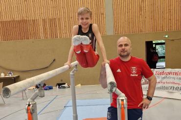 Philipp Dörner am Barren mit seinem Vater und Trainer Mike Dörner.