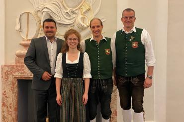 Bürgermeister Christoph Schmidt, Elisabeth Schröppel, Franz Fischer und Peter Schmidbaur bei der Dirigentenprüfung.