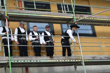 Bei dem Richtfest für das neue Feuerwehrhaus in Wemding wurden traditionell Süßigkeiten geworfen.