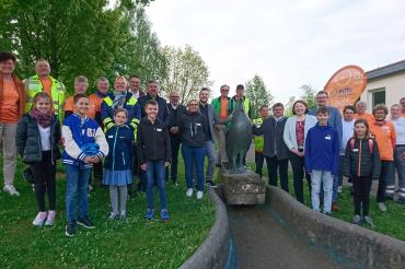 Verkehrssicherheit kann Spaß machen. Darüber freute sich die stellvertretende Landrätin Claudia Marb (7. v.r.) mit den Organisatoren sowie den Lehrern und Schülern der Grundschule Holzheim. 