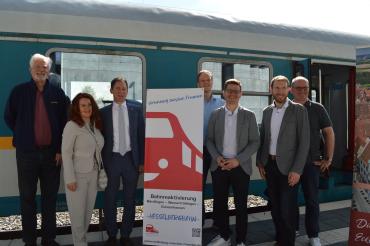 Andreas Braun (Bayern Bahn), Christine Markant, Stefan Ultsch (Bürgermeister Wassertrüdingen),  Peter Banczyk (Initiative "Verbindung zwischen Freunden"), David Wittner (OB Nördlingen), Georg Wiedemann (Kreisrat), Thomas Heydecker (Bürgermeister Oettingen)