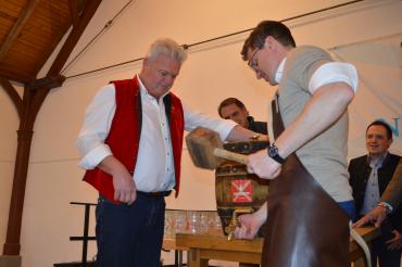 Von links: Braumeister des Fürstlichen Brauhauses Fürst Wallerstein, Volker Röthinger und Oberbürgermeister David Wittner. Mit nur einem Schlag stach Wittner das erste Mess'-Bier Fass an. 