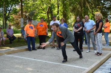 Bürgermeister Thomas Heydecker in Aktion bei der Einweihung der Boccia Bahn.