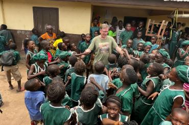 Die Grundschüler in Mankeneh begrüßen Landrat Stefan Rößle.