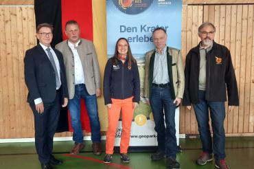 Landrat Stefan Rößle, Xaver Berchtenbreiter (Bürgermeister Amerdingen), Heike Burkhardt (Geschäftsführerin Geopark Ries e. V.), Werner Reißler (Geschäftsführer Heide-Allianz Donau-Ries) und Kurt Kroepelin (Projektmanagement).