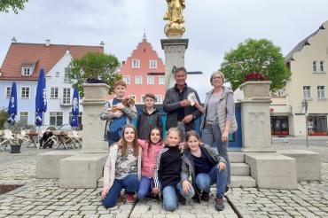 Die Firmkinder verkauften Osterkerzen für einen guten Zweck.