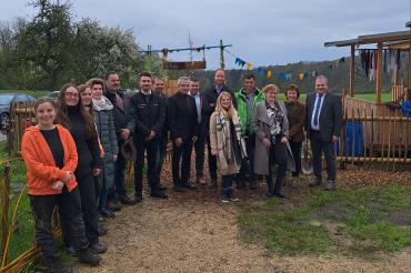 Das Foto zeigt die Erzieherinnen des Naturkindergartens mit den Sponsoren sowie 1. Bürgermeister Martin Scharr. 