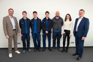 Der geschäftsführende Gesellschafter Johann Sailer (rechts) und der kaufmännische Leiter Stefan Schweitzer (links) V.l.n.r.: Jonas Wider (Mechatroniker), Toni Bröll (Mechatroniker), Thomas Hirschbeck (Mechatroniker), Stefan Negele (Mechatroniker), Angela Omarov (Industriekauffrau). Auf dem Bild fehlen Jakob Schmid (Industriemechaniker) und Fabian Schröttle (Industriemechaniker).