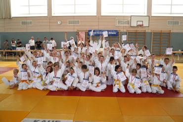 Gruppenbilder mit den erfolgreichen Kämpferinnen und Kämpfern der teilnehmenden Vereine