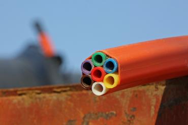 Das Bild zeigt ein Glasfaserkabel  