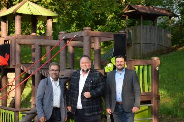 v.l.: Stadtrat Holger Fickel, Geschäftsführer Philipp Erik Breitenfeld, Bürgermeister Christoph Schmidt.