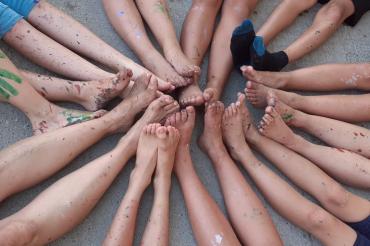 Farbenfrohe Malaktionen sind nur ein Teil des vielfältigen Freizeitangebotes der gemeindlichen Jugendarbeit.