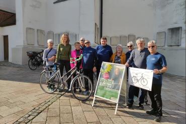 Eva Lettenbauer (zweite von links) mit Radlerinnen und Radlern sowie Fiorella Salamena und Karl-Heinz Feldner vom ADFC Donau-Ries e.V. 