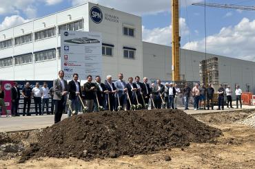 DAS Bild zeigt den Spatenstich. 