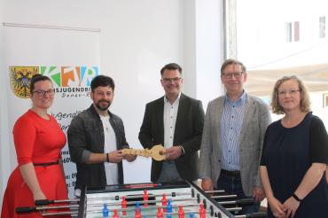 Eröffnungsfeier des neuen Jugendcafés in der Donauwörther Reichsstraße. Auf dem Bild zu sehen (von links): Vorsitzende Theresa Lill, Stadtjugendpfleger und Leiter des Jugendcafés Yasin Akyüz, Oberbürgermeister Jürgen Sorré, Landrat Stefan Rößle und Stadtjugendpflegerin Daniela Benkert. 