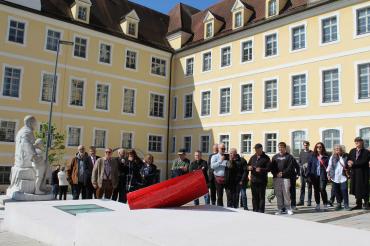 Ein Mahnmal gedenkt der Opfer von Missbrauch und Gewalt im ehemaligen Kinderheim im Kloster Heilig Kreuz. 