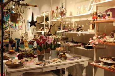 Kunst- und Kreativschaffende bieten ihre selbstgemachten Waren im neuen Pop-Up-Store in der Reichsstraße an. 