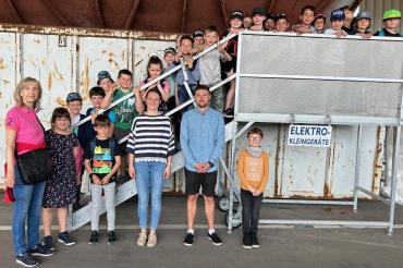 Auf dem Foto sind die Klasse 2b mit ihrer Klassleiterin, Frau Martina Schmid, sowie Frau Emma Christa und Herrn Fabian Weißenburger vom AWV Nordschwaben zu sehen.