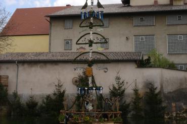 Der traditionelle Maibaum in Mönchsdeggingen.