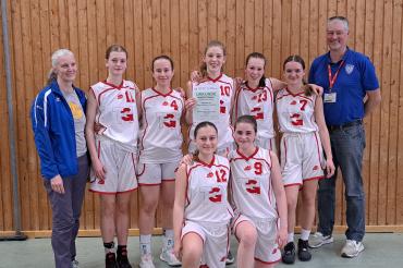 Die Mädchen mit den beiden Betreuungslehrern und ihrer Urkunde vom 7. Platz; (von links) kniend: Sara Peralta-Exposito, Rosina Ortelli, stehend: Manuela Kotala, Ella Wunderlich, Sarah Nebrich, Anna Löffler, Elisabeth Schiele, Darya Allgeyr und Oliver Hirsch.