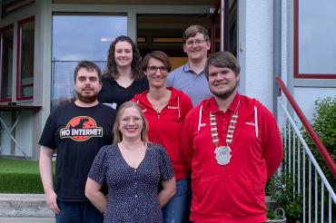 Sandra Burkhardt (Federmeisterin), Enrico Dietrich (Schatzmeister), Patrick Berner (Zeremonienmeister), Melissa Kugler (Vizepräsidentin), Anna Schmid (Hofmarschallin) und Florian Riehl (Präsident).Sandra Burkhardt (Federmeisterin), Enrico Dietrich (Schatzmeister), Patrick Berner (Zeremonienmeister), Melissa Kugler (Vizepräsidentin), Anna Schmid (Hofmarschallin) und Florian Riehl (Präsident).Sandra Burkhardt (Federmeisterin), Enrico Dietrich (Schatzmeister), Patrick Berner (Zeremonienmeister), Melissa Kugler
