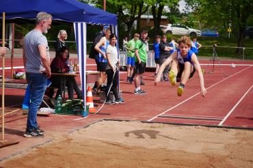 Der schwäbische Meister im Blockmehrkampf Moritz Roßmann beim Weitsprung.