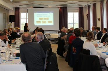 Die Mitglieder des Geopark Ries e. V. beim Vortrag von Geschäftsführerin Heike Burkhardt.
