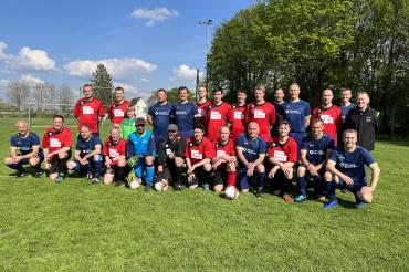 Donauwörther Mondspritzer in blau und das Team Grenzebach in rot