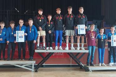 Stolz nahmen (von links) Alexander Kuhn, Henri Hahn, Max Agne, Georg Kirner und Ben Kirchenbaur bei der Siegerehrung Silbermedaillen und Urkunde entgegen. 