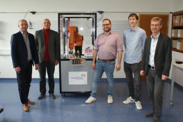 v.l.: StD Wolfgang Breu (Schulleiter der Fritz-Hopf-Technikerschule), StD Martin Forster (zuständige Lehrkraft), Peter Eichbauer (Roboter-Experte am TCW), Marcel Meyer (Entwicklungsingenieur am TCW) und Josef Wolf (Geschäftsführer des TCW).