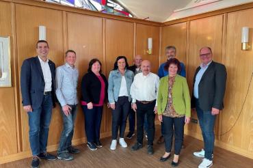 v.l.n.r.: Arthur Lettenbauer (Kreisgeschäftsführer), Jürgen Braun (25 Jahre), Josefine Oswald (20 Jahre), Christiane Hutta (20 Jahre), Jürgen Staudinger (10 Jahre), Norbert Schuster (30 Jahre), Karl Osswald (40 Jahre), Monika Hufnagl (25 Jahre), Georg Wiedemann (Personalratsvorsitzender)