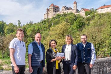 Das Bild zeigt von links nach rechts: Walter Beck, Erich Reichenmeier, Rosmarie Schweyer, Anke Drukewitz und Wolfgang Stolz. 