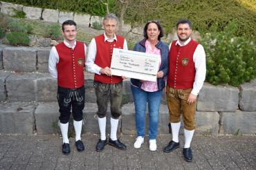 Der erste Vorsitzende der VMT, Stefan Keller (Mitte) übergibt den Spendenscheck gemeinsam mit den zweiten Vorsitzenden Markus Stadlmayr (links) und Michael Stadlmayr (rechts) an Andrea Strobel von der Tafel Donauwörth.