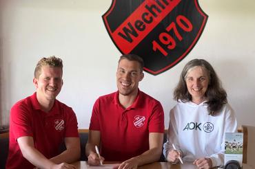 Freuen sich auf gemeinsame Aktivitäten (v.l.):  Uwe Haas und Stephan Stimpfle, Vorstände des TSV Oettingen und Cornelia Zink, Gesundheitsfachkraft der AOK Donau-Ries.