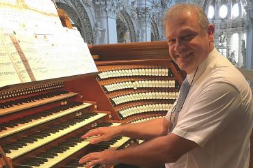 Organist Stephan Thinnes.