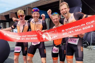 Die stolzen Triathleten Henri Schröppel, Lukas Berger, Tobias Ullrich und Markus Stang.