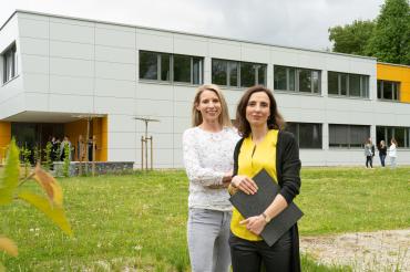 Carmen Zieher (rechts) und Lena Dürr krempeln in der Pflegeschule Donauwörth die Ärmel hoch. Sie bieten im modernen Schulgebäude Wertschätzung, Begeisterung für Pflege und kreative Lernmethoden.