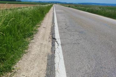 Die Straße zwischen Rain und Überacker ist nur fünf Meter breit und ist in schlechtem Zustand.