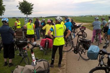 Tourleiter Reinhold Sauer (2.v.l.) an der Gedenktafel des ehemaligen Flugplatzes in Heuberg.