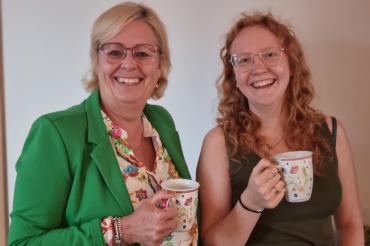 Auf dem Bild zusehen sind links Bärbel Stahl und rechts Jule Eibl