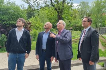 v.l.n.r.: Florian Riehl, Fabian Mehring, Karl Rehm, Michael Bosse machen sich im Stadtpark Rain ein Bild über die Krähenpopulation.