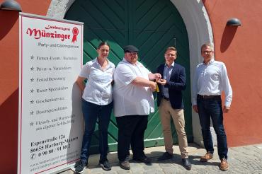 Nach 14 Jahren muss die Landmetzgerei Münzinger ihren Laden in der Alten Schranne in Nördlingen aufgrund des Fachkräftemangels aufgeben. Jetzt fand die Schlüsselrückgabe an Oberbürgermeister David Wittner statt.