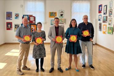Die Organisatoren freuen sich auf 65 Lesungen für Kinder und Jugendliche bei der vierten Auflage des Rieser Sommer-Lesefests. v.r.: Initiator und Hauptorganisator Ralf Lehmann, Dr. Franziska Emmerling, Oberbürgermeister David Wittner, Stadtbibliotheksleiterin Kathrin Häffner, Rudi Scherer)