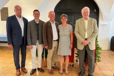 Oberbürgermeister David Wittner verabschiedet gemeinsam mit den Alt-Oberbürgermeistern Paul Kling und Hermann Faul nach 45-jähriger Tätigkeit für die Stadtverwaltung Rudi Scherer (Mitte, mit Frau Heike) in die Freizeitphase seiner Altersteilzeit.